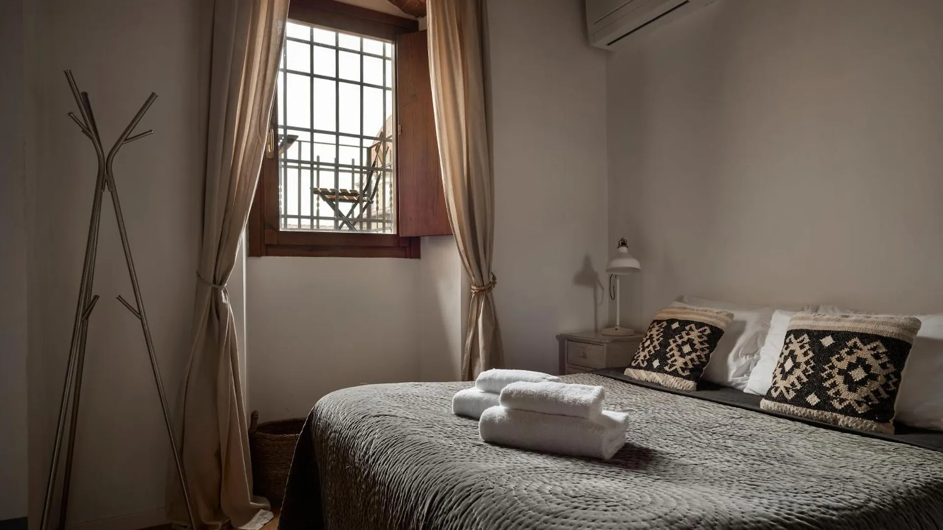 One Of A Kind Near The Duomo W/Balcony Palace Apt Φλωρεντία